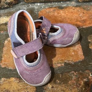 Plae toddler girls shoes.